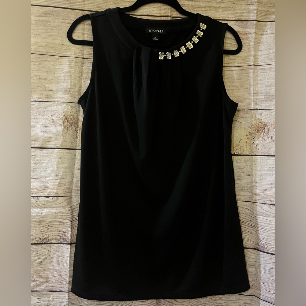 🤎3/$10 Roz & Ali Black Sleeveless Top with Floral Embellishments Size Medium